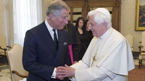 El entonces Prncipe de Gales, ahora Rey Carlos III, recibido por el papa emrito en la biblioteca del Vaticano en el 2009.