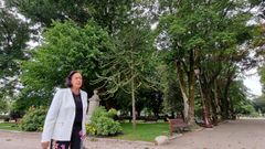 Tere Blanco, diante da araucaria de Chile, a s�a �rbore favorita do parque