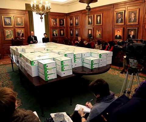 Rafael Louz�n, presidente de la Diputaci�n, ayer ante la documentaci�n de los casi trece mil aspirantes.