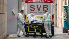 Personal sanitario traslada a enferma de covid de una residencia de Valencia