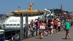 Imagen de archivo del embarque a las C&iacute;es desde el puerto de Vigo