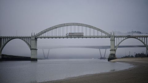 Un cami�n, esta ma�ana circulando por el puente de O Pedrido (A Coru�a)