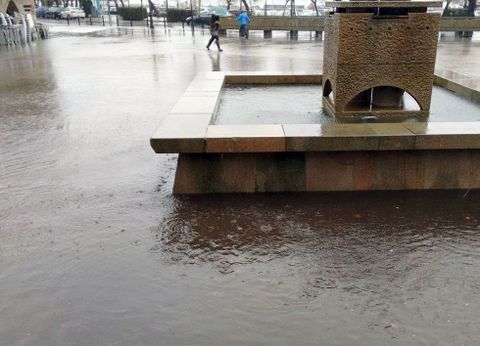 <span lang= es-es >Muros</span>. El agua acumulada en el Curro da Praza impidi� a muchos vecinos transitar por ella durante la ma�ana. 