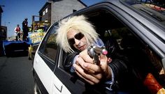 Todo tipo de veh�culos engalanados o �tuneados� y muchos disfraces para ir a juego. 