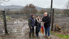 El subdelegado del Gobierno, Eladio Santos, en su visita al ganadero de A Mezquita Domingo Antonio Vidueiro