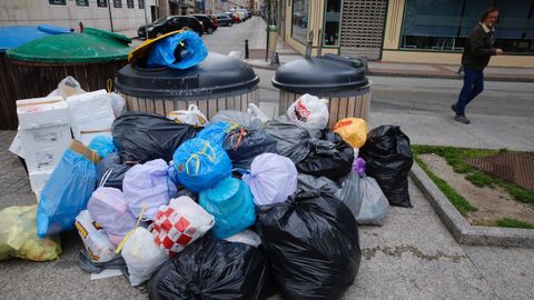 Segundo da (mircoles) con la basura de las calles sin recoger