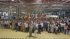 Santiago Rey, acompa�ado de Salom� Fern�ndez-San Juli�n, celebr� su cumplea�os rodeado de numerosos miembros de las empresas de la Corporaci�n Voz de Galicia