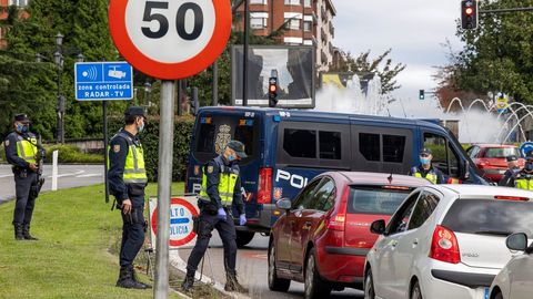 Vista de un control de acceso al centro urbano de Oviedo, que desde el fin de semana tiene un cierre perimetral. ARCHIVO