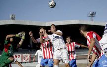 El central Pablo Rubio despeja un bal�n en la salida de Marcos Val�n. 