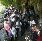 <span lang= es-es >�A que no os met�is todos dentro?</span> M�s o menos as� les plante� el asunto su gu�a a los chavales de Ribeira que visitaban la parroquia de Paderne, en el municipio de Folgoso do Courel. Aceptaron el reto y se fueron metiendo ordenadamente uno a uno dentro del tronco del enorme Casti�eiro do Val da Fonte, seg�n se ve en la foto de arriba. Un poco apretados, pero en la imagen de la izquierda se ve que, efectivamente, entraron todos.. 