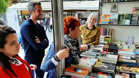 Rubn Arroxo y Maite Ferreiro visitaron la Feira do Libro de Lugo