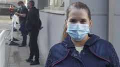 Matilde Rodr�guez tras la toma de muestra nasofar�ngea para el cribado de Pontedeume