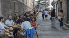 Las terrazas de San Paio, en Santiago, frecuentadas en verano por compostelanos y turistas.