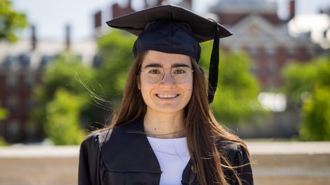 Paula Leyes, tras graduarse en la Universidad de Harvard.