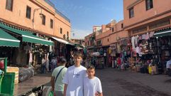 Borja y Hctor, los hijos de Tania de Saro, en el zoco la vspera del terremoto.