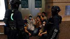 Manifestanes detenidos en Hong Kong por la polic�a tras la entrada en vigor de la ley de seguridad 