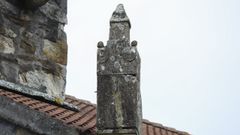 Est� en el Pazo de Verd�as, en Sorr�o, Malpica. Es de tipo m�ltiple (vertical-triple),<br />grabado y cincelado en granito, visible desde el exterior, con numeraci�n ar�biga y mal estado de<br />conservaci�n. Tampoco est� en riesgo de perderse. Su dise�o y trazado son correctos. El gnomon es de<br />tipo polar, de chapa met�lica recortada y ubicaci�n correcta.