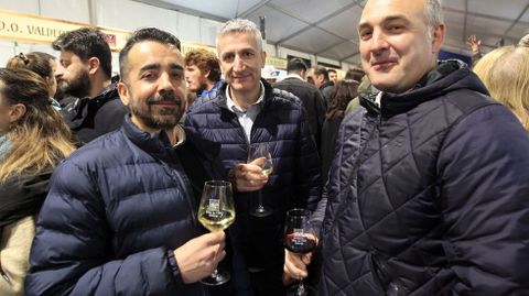 Unos amigos, este sbado probando el vino de una de las bodegas que participan en la 42 edicin de la feria de Quiroga