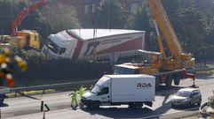 Laboriosa maniobra para retirar un trailer atascado