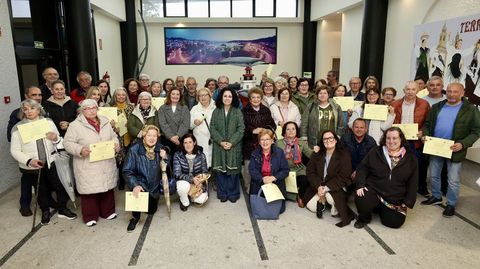 Foto de familia tras la clausura de la segunda edici�n de la Universidad S�nior en Cee 