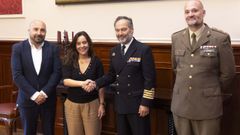armas.El concejal de Economía, José Manuel Lage Tuñas; la alcaldesa, Inés Rey; el delegado de Defensa en Galicia, el capitán de navío Jesús Ángel<br />Paz Pena y el teniente coronel de Artillería Miguel Ángel Corcoba Valle