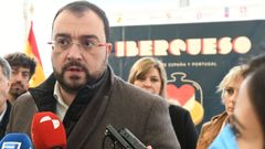 El presidente del Principado de Asturias, Adri�n Barb�n, en la Feria Iberqueso en la localidad leonesa de Valencia de Don Juan
