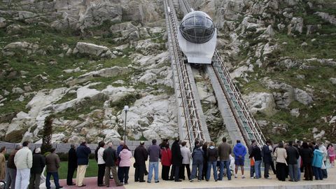 Colas para subir en el ascensor del monte de San Pedro el d�a de la inauguraci�n, el 4 de abril del 2007