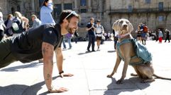 ��igo, acompa�ado por su perra Bruma, haciendo flexiones ayer (por segundo d�a consecutivo) al final del reto solidario a trav�s del Camino. Juntos partieron el 8 de mayo de Roncesvalles y llegaron el lunes a Compostela. En su viaje, tuvieron que dormir alguna noche en la calle por falta de alojamiento para mascotas y superaron jornadas extenuantes de sol y lluvia inclemente.
