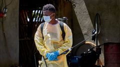 Un socorrista de la Cruz Roja desinfectando la zona de aislamiento de pacientes con �bola