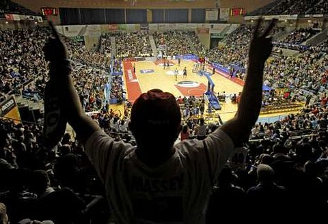 La afición del Obradoiro, además de por su fidelidad, se significa por su singularidad.