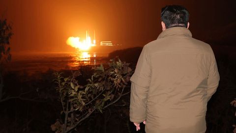 El presidente de Corea del Norte, Kim Jung Un, de espaldas, observando el despegue del sat�lite esp�a