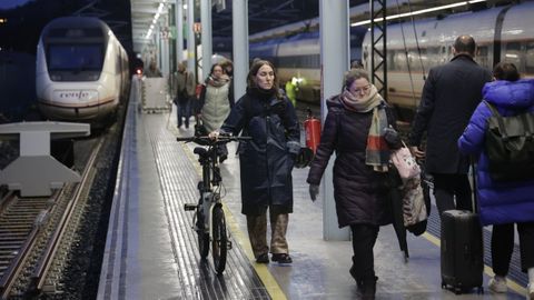 Pasajeros en la estaci�n de tren de A Coru�a en el primer d�a de huelga de maquinistas