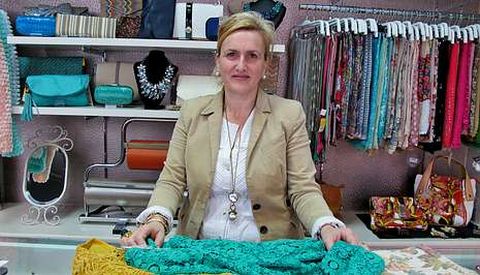 Otilia acaba de abrir su tienda de ropa y complementos en Sanxenxo para la Semana Santa.