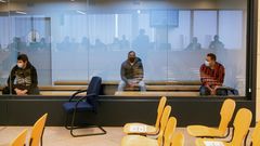  Mohamed Houli Chemial (izquierda) Driss Oukabir (centro) y Said Ben Iazza,  durante el juicio