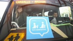 Imagen de archivo de la primera pasajera que usó el bus compartido en Carballo en el 2017