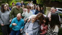 Maruja, rodeada de sus seres queridos el d�a que celebr� sus 100 a�os.