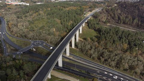 Viaducto solo pendiente de instalar las v�as en la zona del pol�gono Barreiros