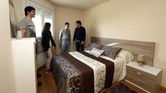 Rub�n Zaballos, primera por la izquierda, visitando uno de los pisos de Foz que adquiri� en el a�o 2017. 