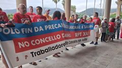 Cacerolada del personal municipal, con apoyo de otros vecinos, en el exterior del concello justo al comienzo del pleno del jueves