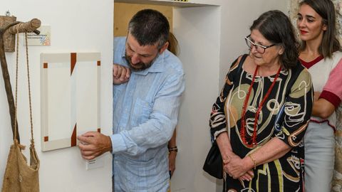 Vítor Mejuto explicando una de las obras de la exposición.