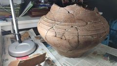 Uniendo los diferentes pedazos desenterrados en uno de los sondeos arqueol�gicos realizados en Gundiv�s, los investigadores han podido reconstruir en su mayor parte una vasija que fue fabricada en la �poca romana y decorada con motivos geom�tricos de origen castre�o