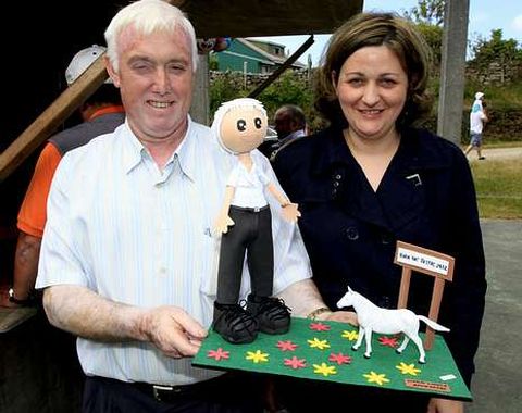El presidente de O Santiagui�o, Perfecto Fuentes, recibi� un original regalo de la artesana Bel�n Su�rez.