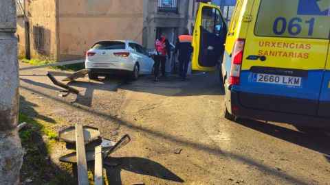 El conductor del Seat Le�n se llev� por delante varias se�ales antes de chocar contra su vivienda en la parroquia de Saiar, en Caldas de Reis
