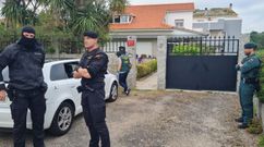 Agentes del ECO Galicia registrando una vivienda en el casco urbano de Tui.