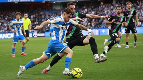 Altimira, encarando a V�ctor Garcia en el encuentro entre el D�por y el M�laga.