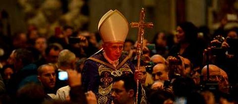El papa, arropado por los fieles durante los actos de celebracin del mircoles de Ceniza en la baslica de San Pedro.