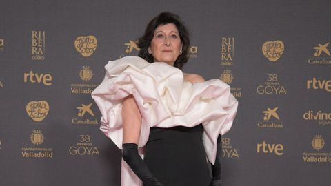 Montserrat Alcoverro, con un vestido bicolor y guantes largos, recordando el glamour y el estilo de Hollywood clásico