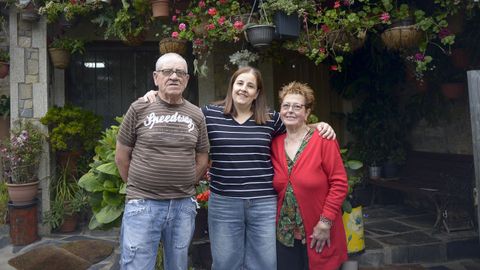 El matrimonio Jos y Mercedes, con Mara Jos (en el centro), su cuidadora. 