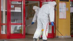 Operarios desinfectando un centro de d�a