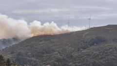 Foto del incendio forestal de Ourol tomada el martes por la tarde